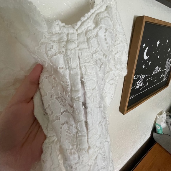 Lace Kendall and Kylie dress - Picture 3 of 12